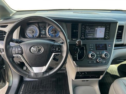 Used 2018 Toyota Sienna XLE Premium image 14