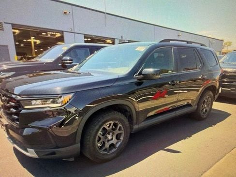 Used 2023 Honda Pilot TrailSport image 5