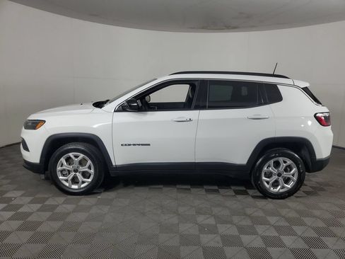 Used 2025 Jeep Compass Latitude AWD/4WD image 7