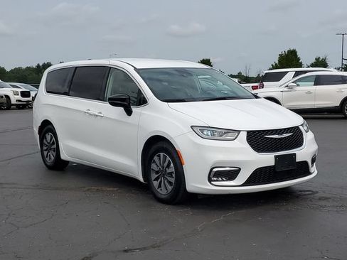 Used 2024 Chrysler Pacifica Limited FWD image 2