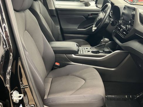 Used 2022 Toyota Highlander LE AWD/4WD image 24