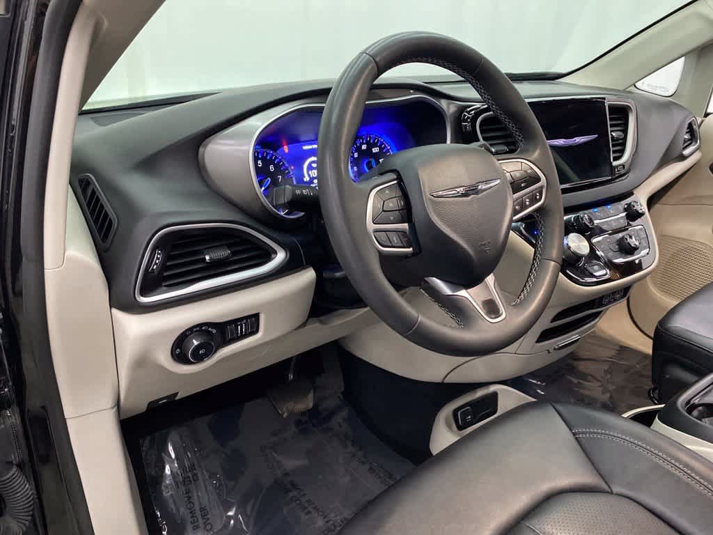 Used 2024 Chrysler Pacifica Touring-L FWD image 2