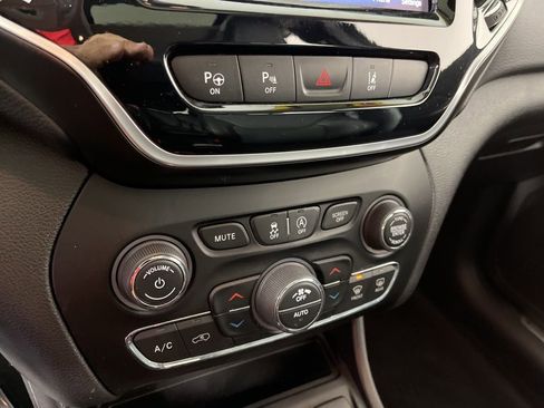 Used 2021 Jeep Cherokee Limited image 32