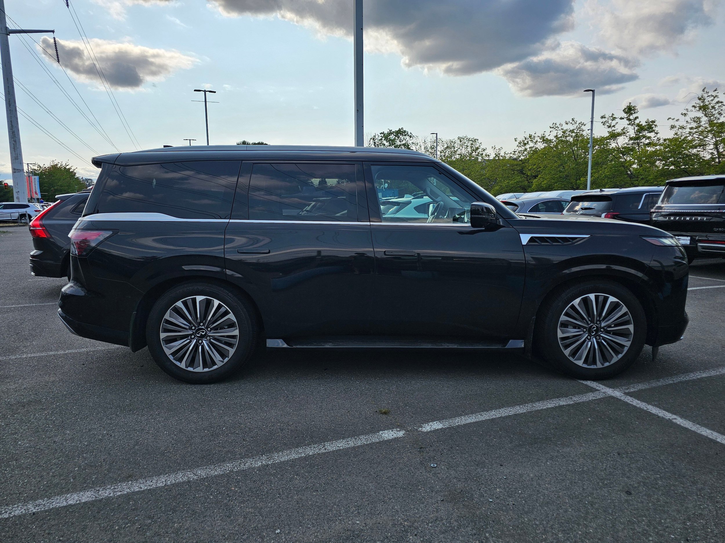 Used 2025 INFINITI QX80 Sensory AWD/4WD image 4