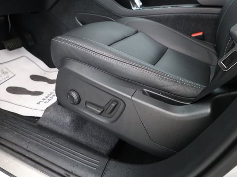 Used 2024 Volvo XC40 B5 Plus w/ Climate Package image 11