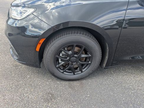 Used 2023 Chrysler Pacifica Touring-L image 33