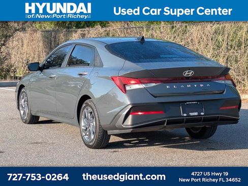 Used 2024 Hyundai Elantra SEL image 3