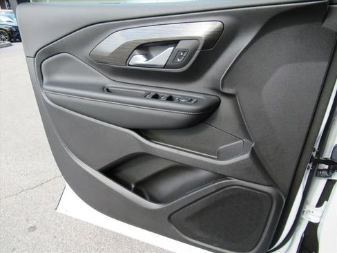 Used 2024 GMC Terrain SLE w/ Driver Convenience Package FWD image 18