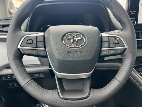 Used 2026 Toyota Sienna XLE image 25
