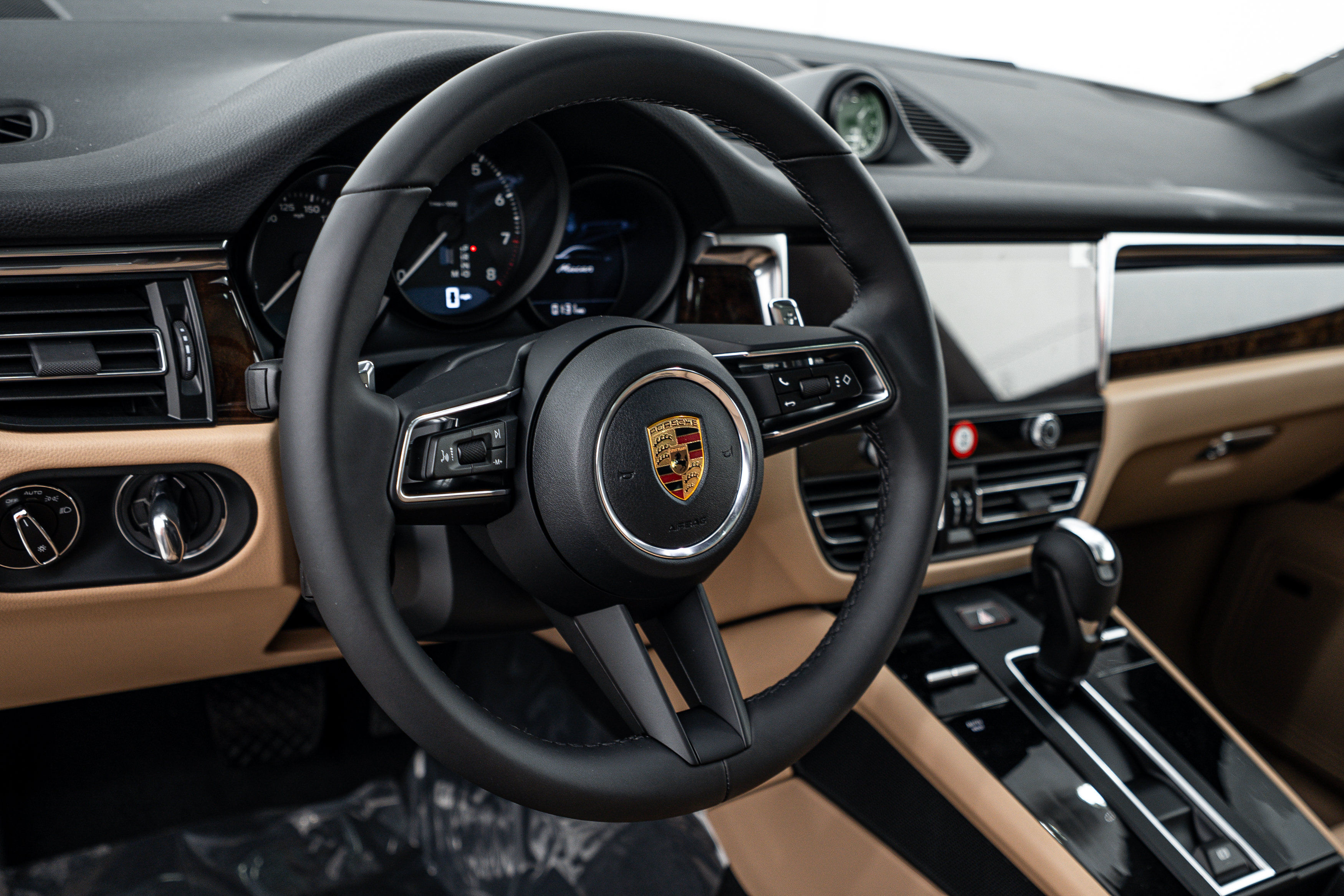 Certified 2026 Porsche Macan AWD/4WD image 17