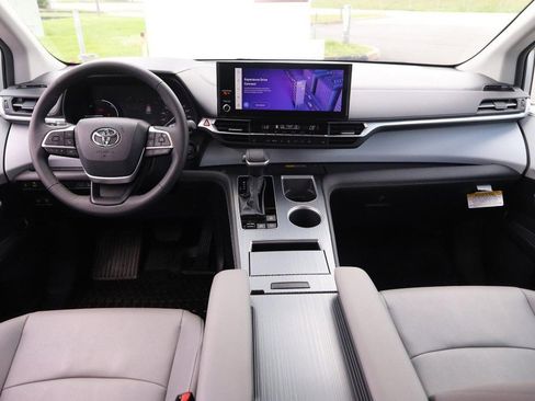 Used 2025 Toyota Sienna XLE FWD image 23