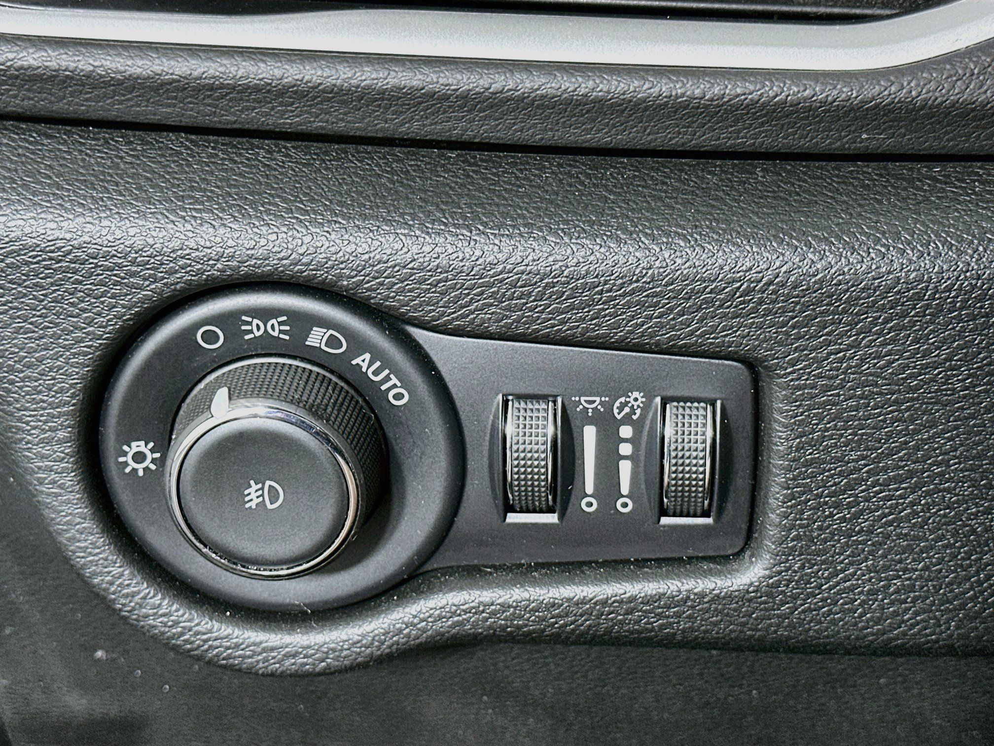 Used 2025 Chrysler Pacifica Select FWD image 17