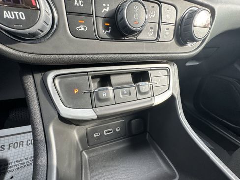 Used 2023 GMC Terrain SLE w/ Driver Convenience Package image 16