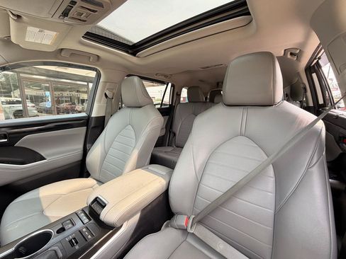 Used 2021 Toyota Highlander XLE AWD/4WD image 18