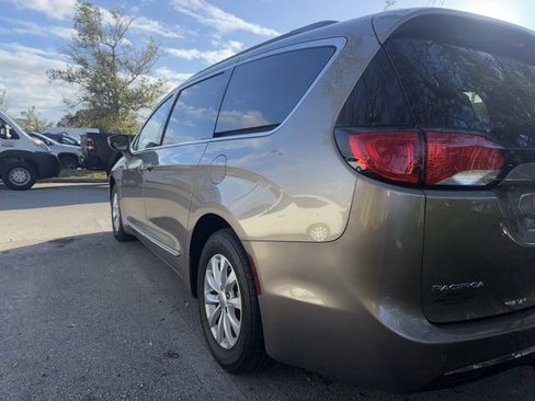 Used 2017 Chrysler Pacifica Touring-L w/ 13 Speaker Alpine Sound Group image 8