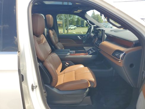 Used 2023 Lincoln Navigator L Reserve AWD/4WD image 9
