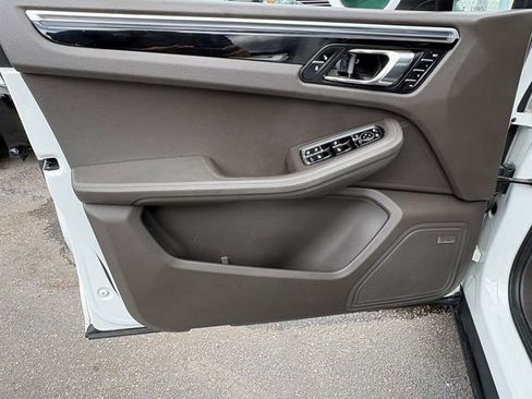 Used 2017 Porsche Macan image 24