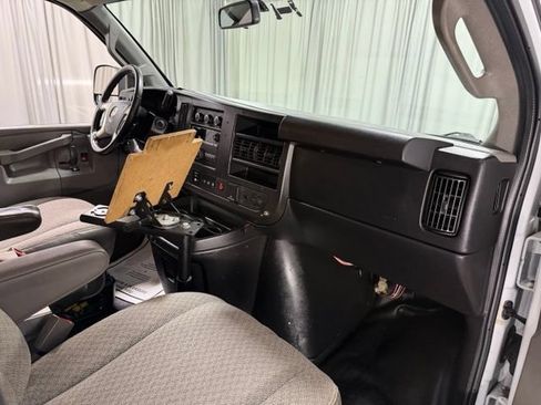 Used 2018 Chevrolet Express 2500 w/ Driver Convenience Package RWD image 8