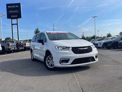 Used 2025 Chrysler Pacifica Select FWD image 3