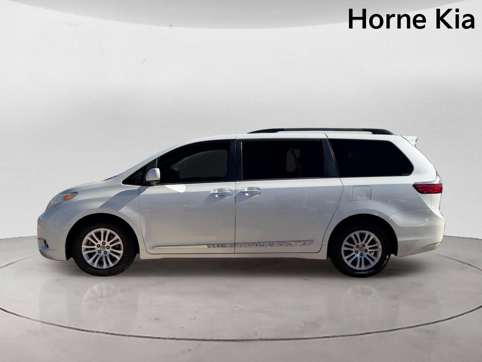 Used 2017 Toyota Sienna XLE w/ XLE Navigation Package FWD image 6