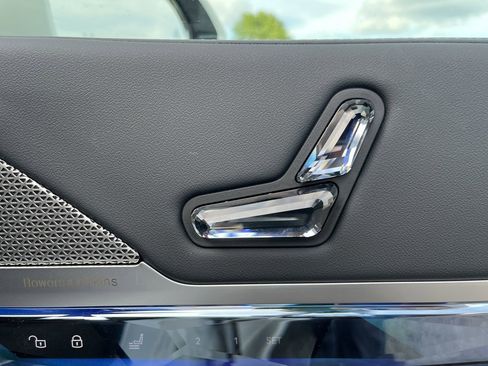 Certified 2025 BMW 740i w/ Premium Package RWD image 38