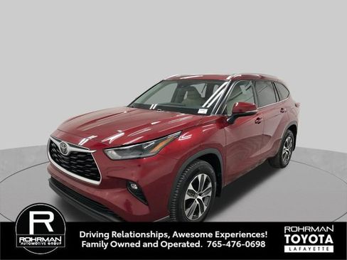 Used 2021 Toyota Highlander XLE AWD/4WD image 2