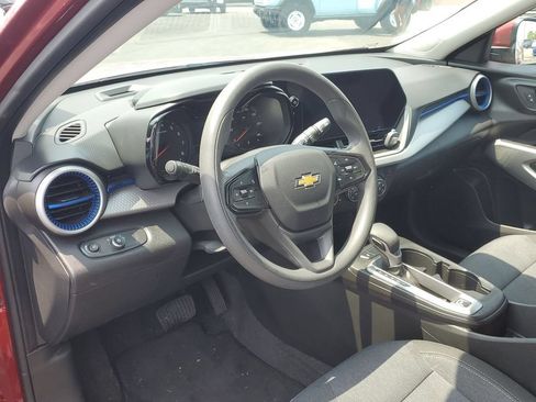 Used 2024 Chevrolet Trax LS w/ LS Convenience Package FWD image 10