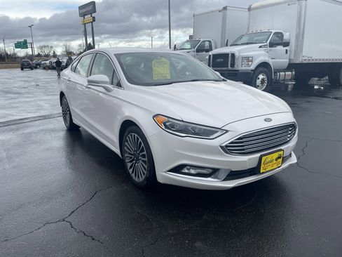 Used 2017 Ford Fusion SE image 2