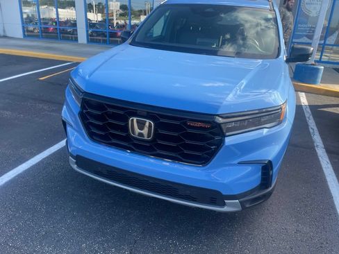 Used 2025 Honda Pilot TrailSport image 3
