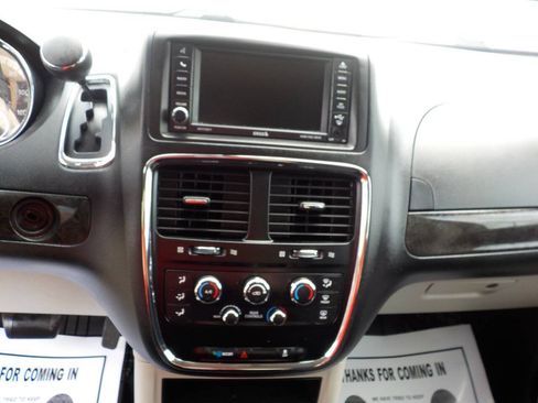 Used 2018 Dodge Grand Caravan SE w/ UConnect Hands-Free Group FWD image 16