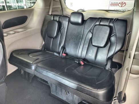Used 2023 Chrysler Pacifica Touring-L FWD image 23