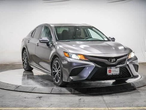 Certified 2020 Toyota Camry SE image 6
