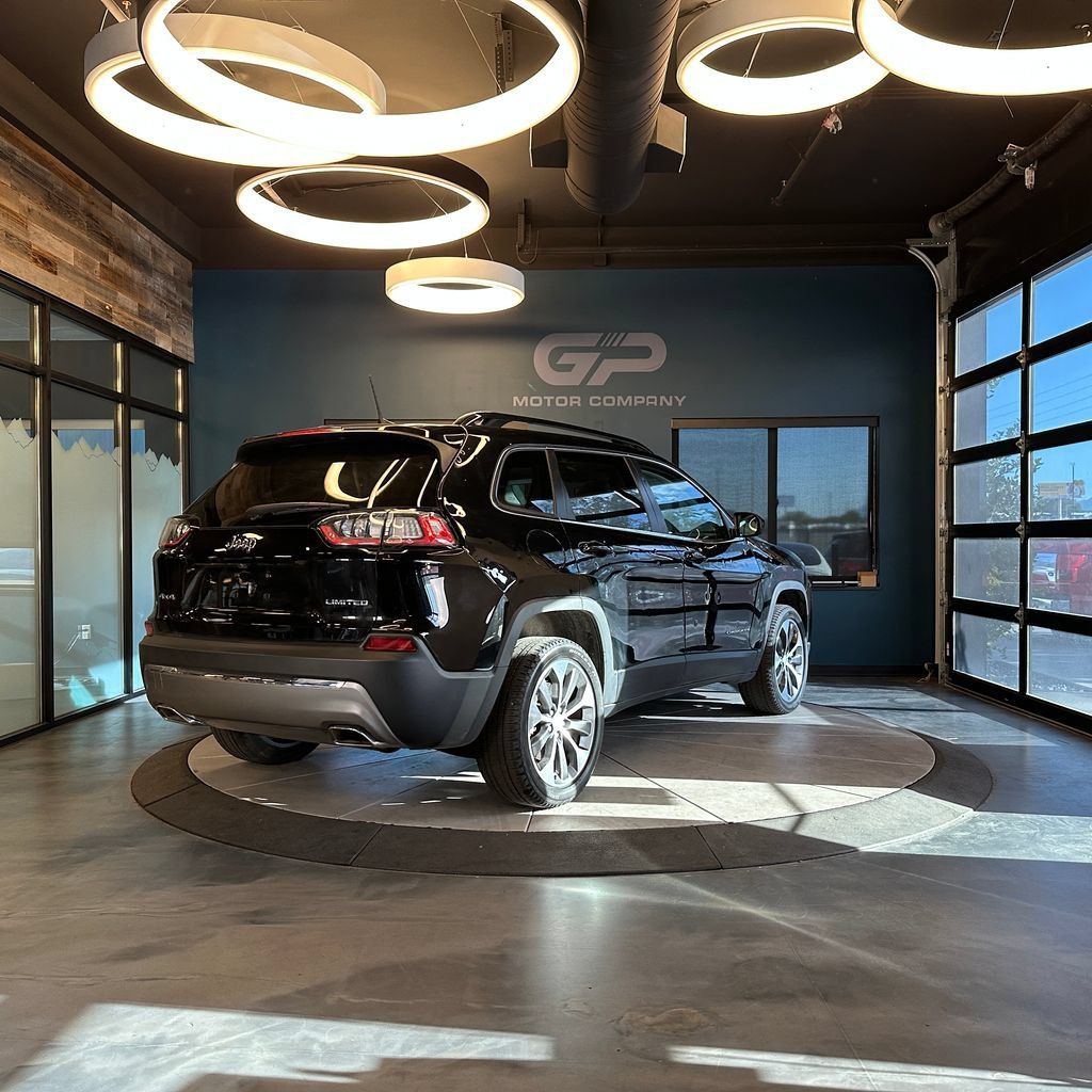 Used 2022 Jeep Cherokee Limited w/ Elite Package AWD/4WD image 3