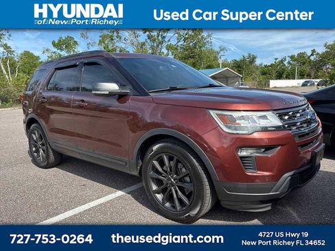 Used 2018 Ford Explorer XLT w/ Equipment Group 202A image 4