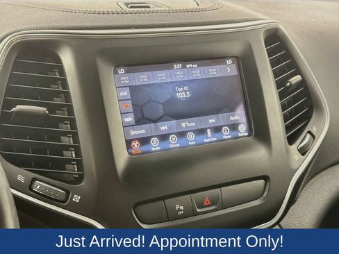 Used 2019 Jeep Cherokee Latitude Plus w/ Comfort/Convenience Group AWD/4WD image 17
