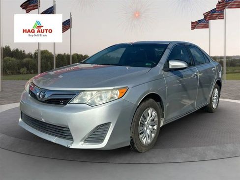Used 2014 Toyota Camry LE image 1