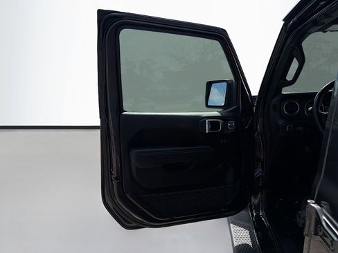 Used 2020 Jeep Wrangler Unlimited Sahara image 21