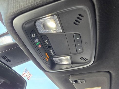 Used 2023 Chevrolet Traverse LT image 20