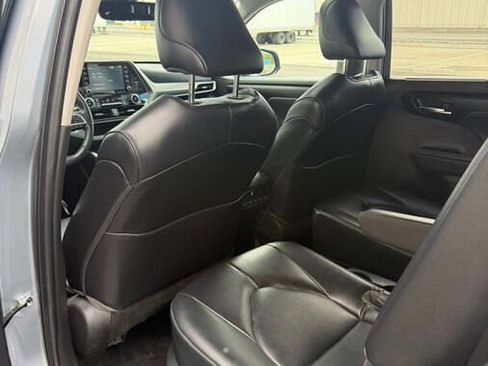 Used 2022 Toyota Highlander XLE AWD/4WD image 27