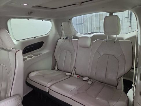 Used 2017 Chrysler Pacifica Limited w/ Advanced Safetytec Group FWD image 16