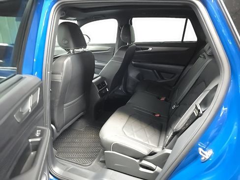 Used 2025 Volkswagen Atlas Cross Sport SE AWD/4WD image 31