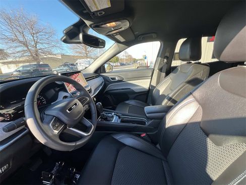 Used 2024 Jeep Compass Latitude image 10