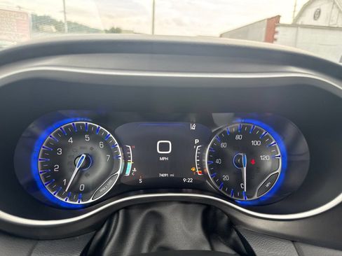 Used 2024 Chrysler Pacifica Touring-L FWD image 13