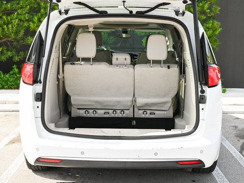 Used 2020 Chrysler Pacifica Limited image 11