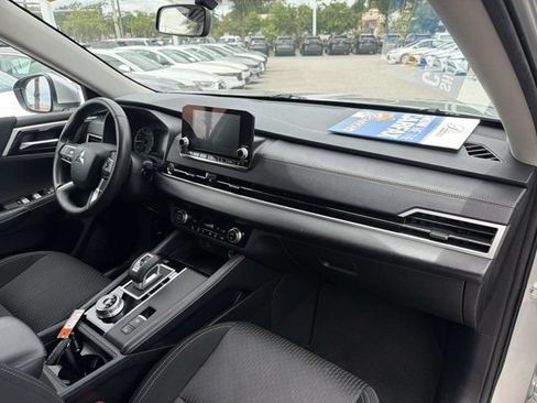 Used 2024 Mitsubishi Outlander ES FWD image 17
