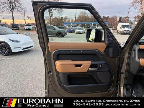 Used 2024 Land Rover Defender 110 X-Dynamic SE image 9