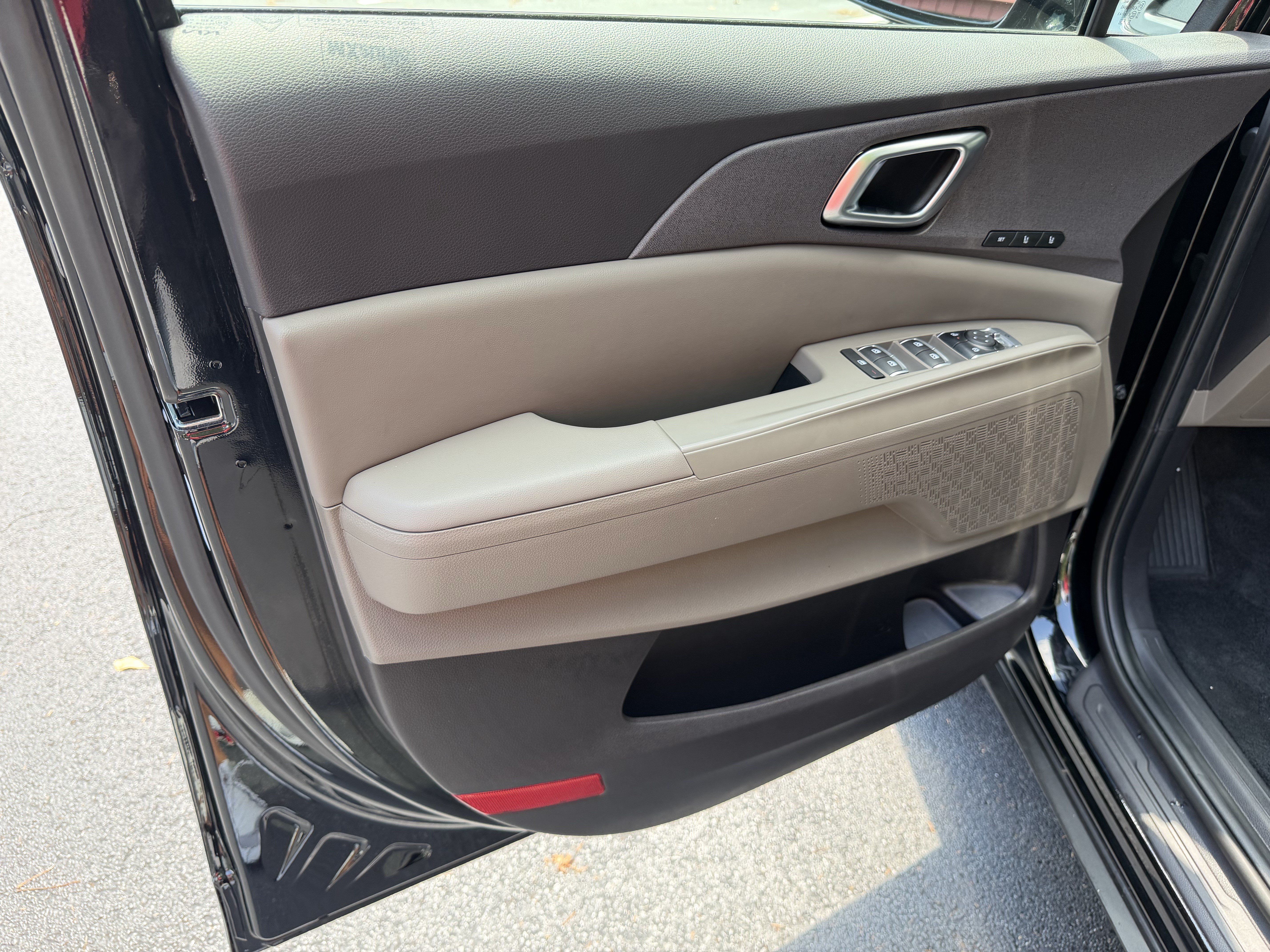 Certified 2026 Kia Carnival EX FWD image 10