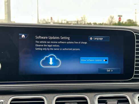 Used 2025 Mercedes-Benz GLS 580 4MATIC image 21