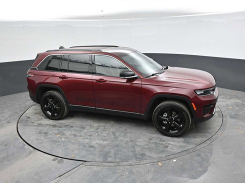 Used 2022 Jeep Grand Cherokee Altitude AWD/4WD image 37