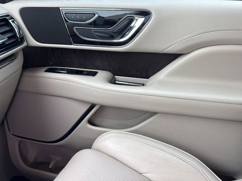 Used 2018 Lincoln Navigator Select AWD/4WD image 23